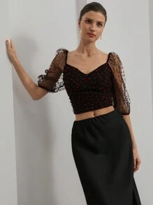 Aveloria Rosie 浪漫情人节深 V 领短袖短款上衣，饰有红色爱心欧根纱细节，深色底色，优雅时尚，适合夏季