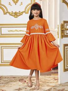 SHEIN Vestido con cuello redondo, mangas de volantes, decoración de cinta de contraste y bordado suelto para niñas preadolescentes - Naranja - Ver 8
