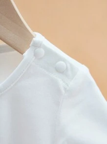 SHEIN Conjunto de 2 piezas para niños pequeños con parte superior de manga corta con estampado de conejo y excavadora y pantalones vaqueros de mezclilla, adecuado para actividades al aire libre, vacaciones de Pascua, sesión de fotos, primavera/verano - Blanco - Ver 5