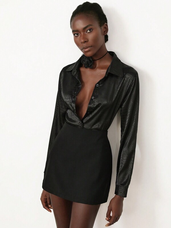 SHEIN Privé Bộ 2 áo sơ mi cổ bẻ họa tiết tối giản thanh lịch và váy satin cho nữ, trang phục công sở sang trọng