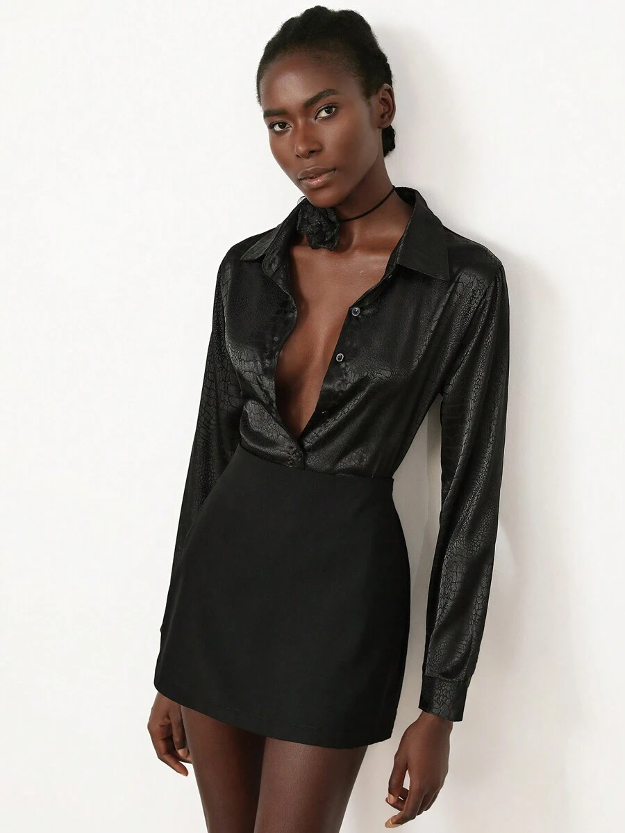 SHEIN Privé Bộ 2 áo sơ mi cổ bẻ họa tiết tối giản thanh lịch và váy satin cho nữ, trang phục công sở sang trọng - màu đen - Xem 1