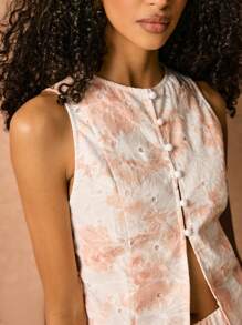 Poéselle 两件套休闲西装度假刺绣圆领纽扣腰带无袖上衣背心和夏季短裤两件套 - 彩色 - 查看 5