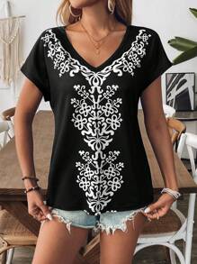 SHEIN LUNE Áo thun nữ tay ngắn cổ chữ V mùa hè, thiết kế trang trí in họa tiết phía trước, nền vải dệt kim đen trơn, dáng rộng thoải mái, phong cách ngày lễ đa năng - Đen và trắng - Xem 6