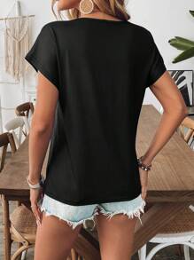 SHEIN LUNE Áo thun nữ tay ngắn cổ chữ V mùa hè, thiết kế trang trí in họa tiết phía trước, nền vải dệt kim đen trơn, dáng rộng thoải mái, phong cách ngày lễ đa năng - Đen và trắng - Xem 2