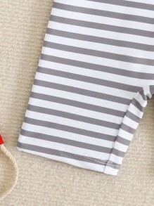 Traje de baño de una pieza para bebé niño con mangas raglán de manga corta, patrón rayado aleatorio, incluye shorts y gorro de natación - Multicolor - Ver 4