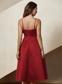 SHEIN Unity 酒紅色夏季優雅法式亮片鏈條腰飾A字喇叭長版細肩帶洋裝，老錢風度假派對生日正式場合穿搭 - 紅色 - 查看 3
