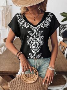 SHEIN LUNE Áo thun nữ tay ngắn cổ chữ V mùa hè, thiết kế trang trí in họa tiết phía trước, nền vải dệt kim đen trơn, dáng rộng thoải mái, phong cách ngày lễ đa năng - Đen và trắng - Xem 5