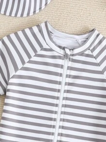 Traje de baño de una pieza para bebé niño con mangas raglán de manga corta, patrón rayado aleatorio, incluye shorts y gorro de natación - Multicolor - Ver 3