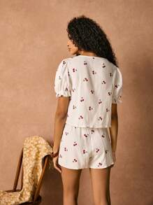 Poéselle 白色前系带樱桃印花棉质套装，系带泡泡袖露脐上衣搭配白色樱桃印花短裤，居家套装，休闲外出套装，可爱套装，樱桃套装，两件套，休闲短裤，短袖衬衫，秋季服装 - 彩色 - 查看 3