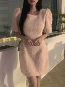 DAZY Robe moulante rose pâle en couleur unie, avec col carré élégant et taille marquée