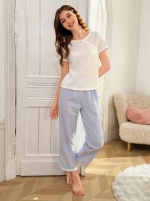 2 件套青少年女孩休闲优雅白色短袖上衣，带蝴蝶结细节，蓝色条纹裤，带蕾丝下摆，家居服