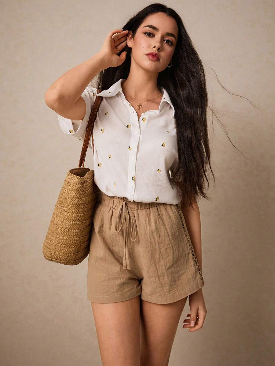 Poéselle 精致的刺绣和粒纹绉布面料，极简主义造型的精美装饰纽扣短袖衬衫，夏季度假季节，夏季服装，舒适，波西米亚风，妈妈装，海滩女士服装，泳衣罩衫，母亲节连衣裙，时尚，黑色蝴蝶结，黑色裙子，毕业礼服，优雅的老师 - 白色 - 查看 1