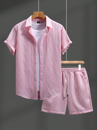 Manfinity Homme Estilo casual de vacaciones para hombres, combinado con una camiseta de manga corta y un conjunto de pantalones cortos con textura de girasol acolchada y diseño con brillo en negro. La cintura elástica brinda comodidad a este elegante conjunto, que representa el romance casual francés. Este conjunto es perfecto para unas vacaciones en una playa hawaiana, así como para festivales de música y atuendos cotidianos, convirtiéndolo en un excelente regalo para novios o esposos. Conjunto de camiseta de manga corta para hombre, moda adecuada para el verano, conjunto de ropa de hombre con pantalones cortos, conjunto de dos piezas para hombre, conjunto de pantalones cortos de 2 piezas para hombre