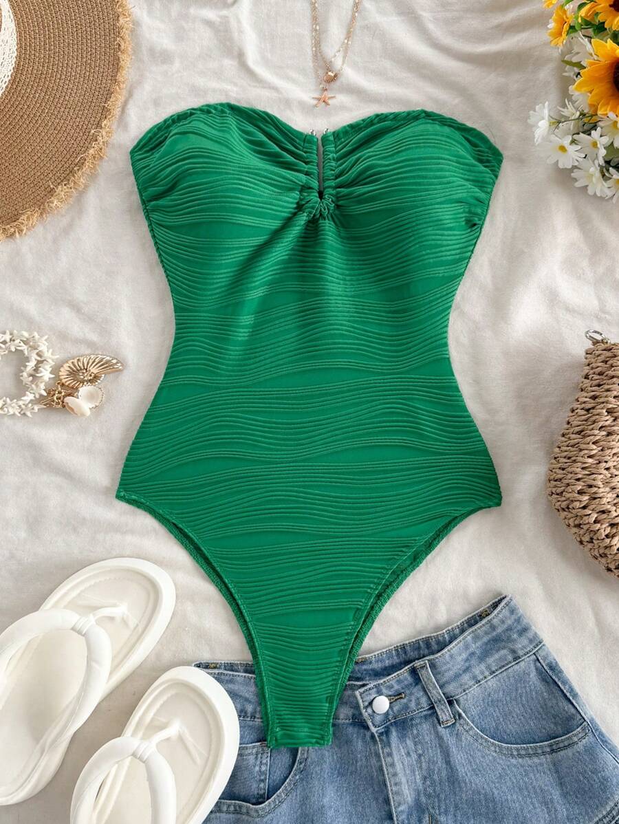 Soleia 度假海滩露肩连体泳衣，白色纹理面料，带金属装饰