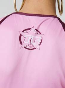 TypaGal Camiseta ajustada de atletismo retro con bloques de color y rayas con letras