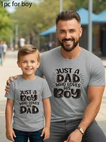 SHEIN Camiseta informal de manga corta con impresión de corazón y letras para niño joven con cuello redondo, atuendos a juego para papá y para mí (las 2 piezas se venden por separado) - Gris - Ver 1