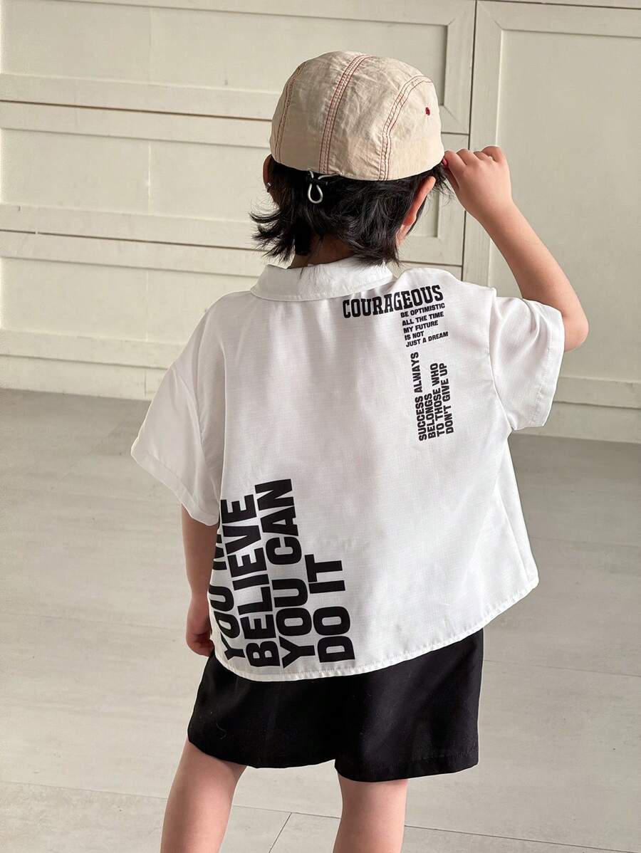 SHEIN 2 Stück/Set Baby Jungen Sommer süßes Straßenmotiv mit Buchstaben, weißes Kurzarmhemd & elastische Taille schwarze Shorts Set