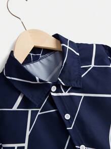 SHEIN 2 件套男童几何线条印花短袖衬衫和裤子套装，休闲通勤 - 彩色 - 查看 6