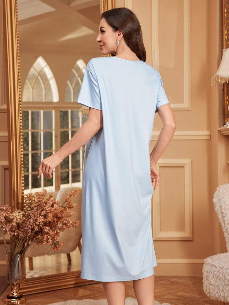 Camisón casual de mujer con cuello en V y manga corta, con estampado de plumas, Moo Moo - Celeste - Añade 2