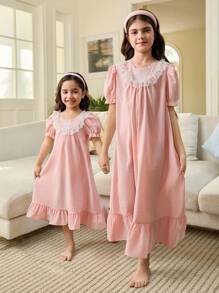 SHEIN Leap Crew Young Girl Cute Minimalist Bow Pattern Embroidered Round Neck Lace Trim Puff Sleeve Loose Home Dress, Sibling Outfits Matching Sets (2 Pieces Sold Separately) - Pink - View 1