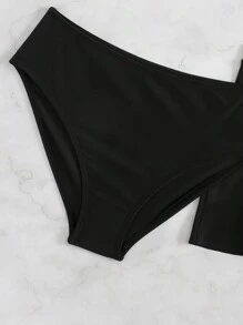 三件套黑色撞色运动泳衣，裙式设计，修身剪裁，适合运动、度假、温泉、海滩等场合。