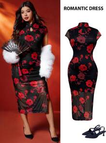 SHEIN Unity Unity加大码改良旗袍连衣裙 – 优雅玫瑰印花网纱，中式高开衩裹身设计，红色花卉连衣裙，适合新年和圣诞节穿着 - 彩色 - 查看 3