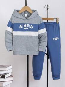 SHEIN Set de 2 piezas de sudadera con capucha suelta con estampado de letras y pantalones deportivos para niño pequeño, estilo callejero europeo y estadounidense, adecuado para uso en exteriores, vestimenta casual y uso escolar