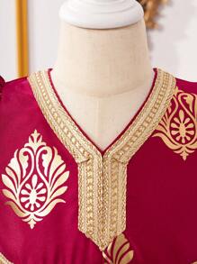 SHEIN 年轻女孩勃艮第中国国庆节束腰外衣 Abaya Kaftan Jalabiya，斋月斋月传统服饰，带有金色图腾箔图案，超长下摆搭配金色腰带，喇叭裙和金色饰边喇叭袖口，优雅而适合派对、郊游和节日 - 酒紅色 - 查看 3