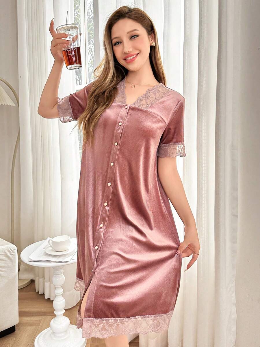 Rochie de noapte cu mânecă scurtă din catifea largi, cu decolteu în V din dantelă, cu decor cu nasturi perle deschise