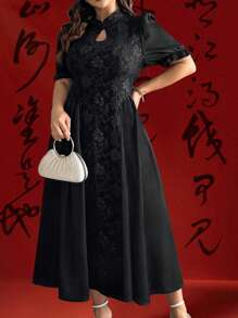 SHEIN Unity 大码优雅新中式提花拼布缎面连衣裙 - 黑色 - 查看 4