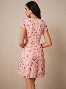 Poéselle Adorabile abito mini con stampa floreale e dettaglio annodato davanti, perfetto per le giornate estive, i picnic e le uscite casual