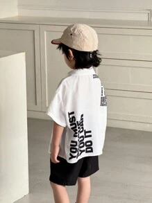SHEIN 2 Stück/Set Baby Jungen Sommer süßes Straßenmotiv mit Buchstaben, weißes Kurzarmhemd & elastische Taille schwarze Shorts Set