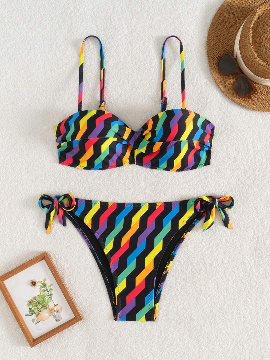 SHEIN Swim 2 件套女士几何随机印花短款上衣，搭配扭纹前聚拢和侧系腰短裤沙滩装比基尼夏季服装，适合夏季海滩度假