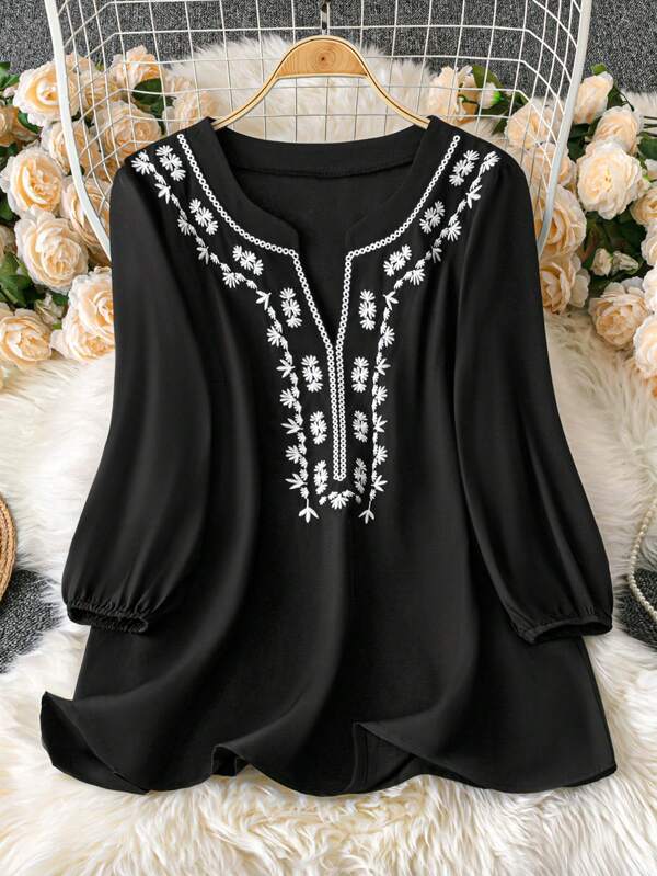 Plus Size Fashion Embroidered V-Neck 3/4 Sleeve Blouse
