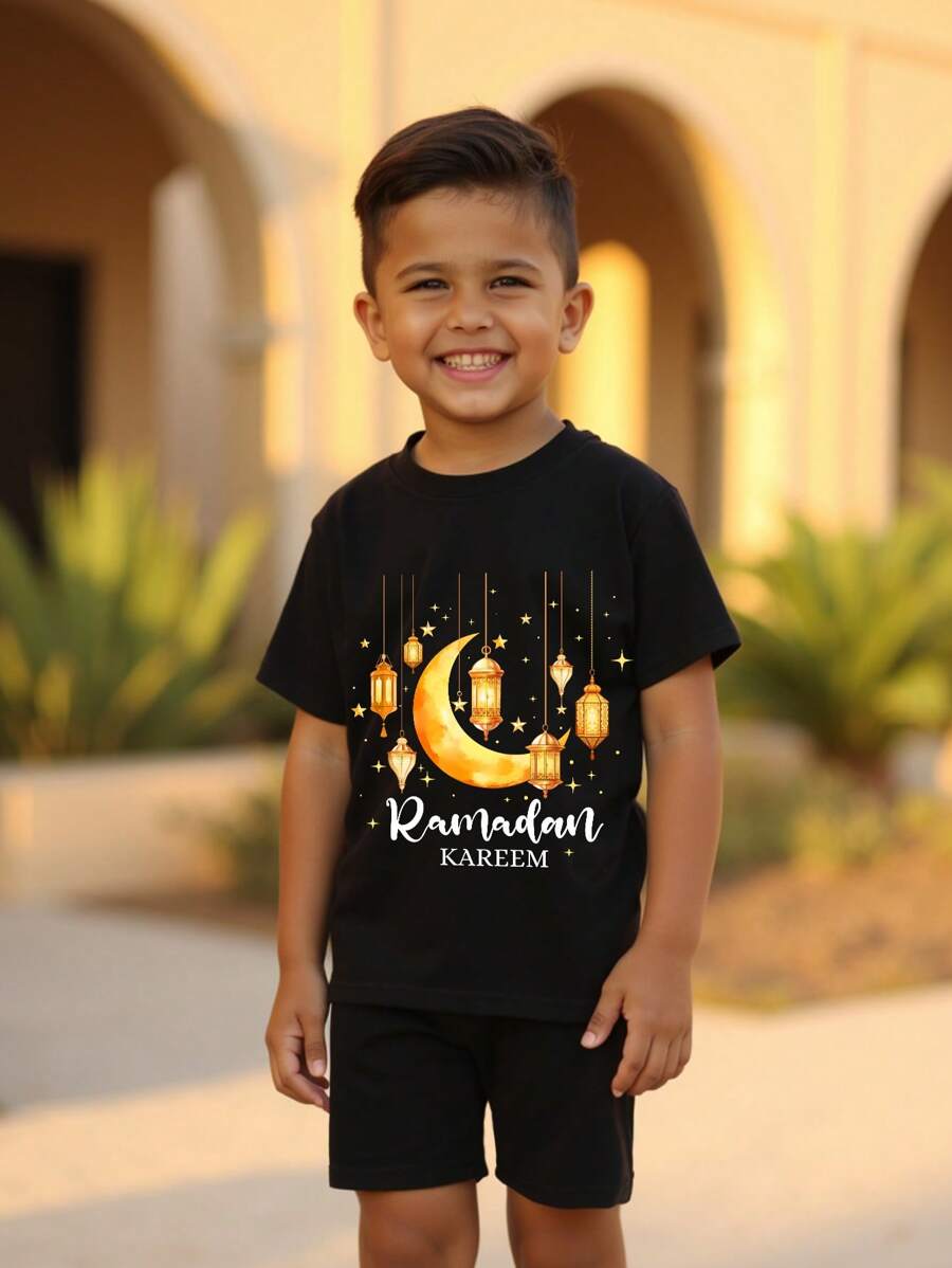 SHEIN Conjunto de 2 piezas de camisa de manga corta y pantalones cortos con estampado de Ramadán, adecuado para el verano, para niños - Negro - Ver 1