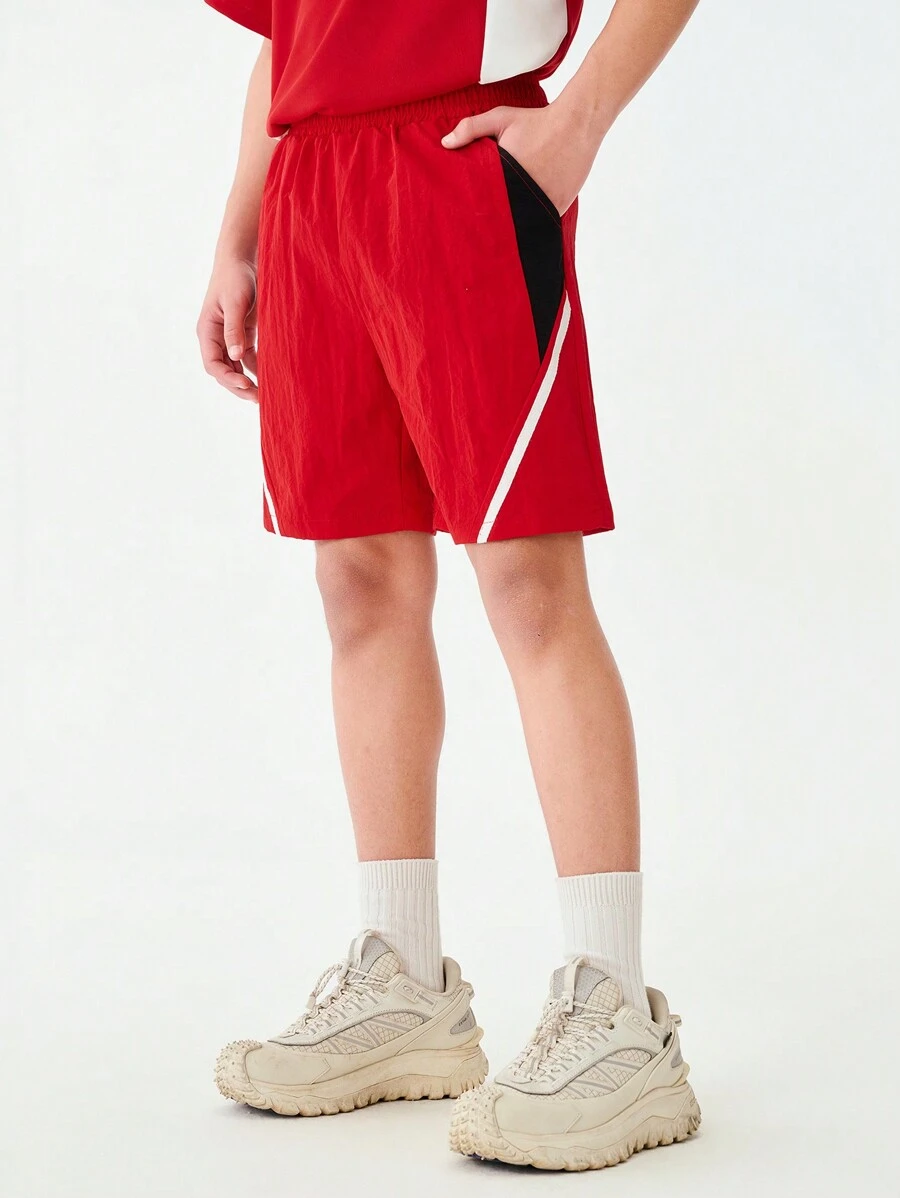SHEIN Short de sport décontracté personnalisé de style rétro pour jeune garçon, un élément polyvalent indispensable pour les fêtes d'étudiants