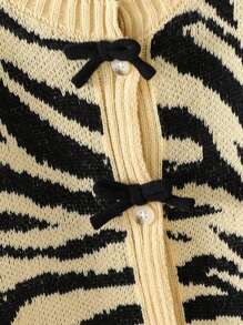 SHEIN Áo khoác cardigan họa tiết thời trang và dễ thương dành cho bé gái tuổi teen mùa thu/đông, với họa tiết da báo, nơ và cúc trang trí, chất liệu mềm mại, kiểu dáng ôm sát tôn dáng, đa năng, phù hợp mặc thường ngày, dự tiệc và đi học. - Màu Khaki - Xem 3