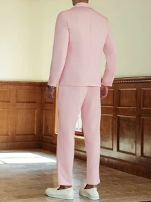 Manfinity Bizformal 男士商务派对INS套装，浅粉色西装套装，黑色衣领，精致的雄鹰标志刺绣设计。这款西装套装非常适合新年庆典、婚礼、情人节以及日常周年纪念等场合。黑色衣领增添一丝精致，而精致的标志刺绣则展现出独特的风格。这款西装让穿着者在各种场合都能展现自信魅力。男士两件套西装，粉色西装套装 - 粉色 - 查看 7