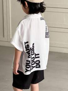 SHEIN 2 Stück/Set Baby Jungen Sommer süßes Straßenmotiv mit Buchstaben, weißes Kurzarmhemd & elastische Taille schwarze Shorts Set