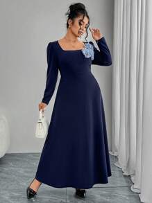 Modelyn Maxi Kleid in großen Größen mit quadratischem Ausschnitt, Blumenmuster, elegantes und figurschmeichelndes Design