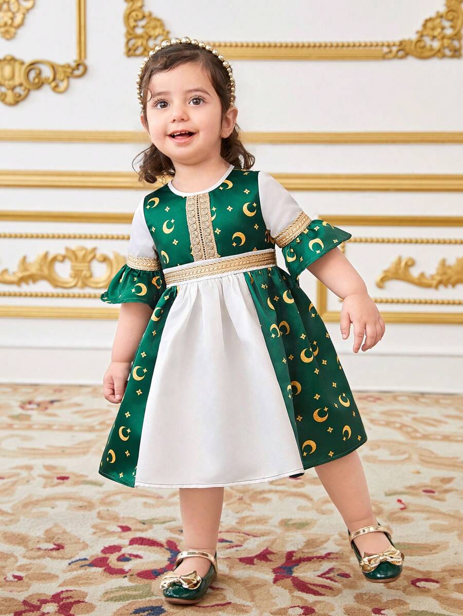 SHEIN Vestido de manga corta con bloques de color y patrón de luna lindo para bebé niña, para verano - Verde - Ver 1