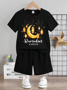 SHEIN Conjunto de 2 piezas de camisa de manga corta y pantalones cortos con estampado de Ramadán, adecuado para el verano, para niños - Negro - Ver 2
