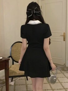 DAZY 女式法式高端彼得潘领 Polo 衫，短袖束腰小黑迷你连衣裙 - 黑色 - 查看 3