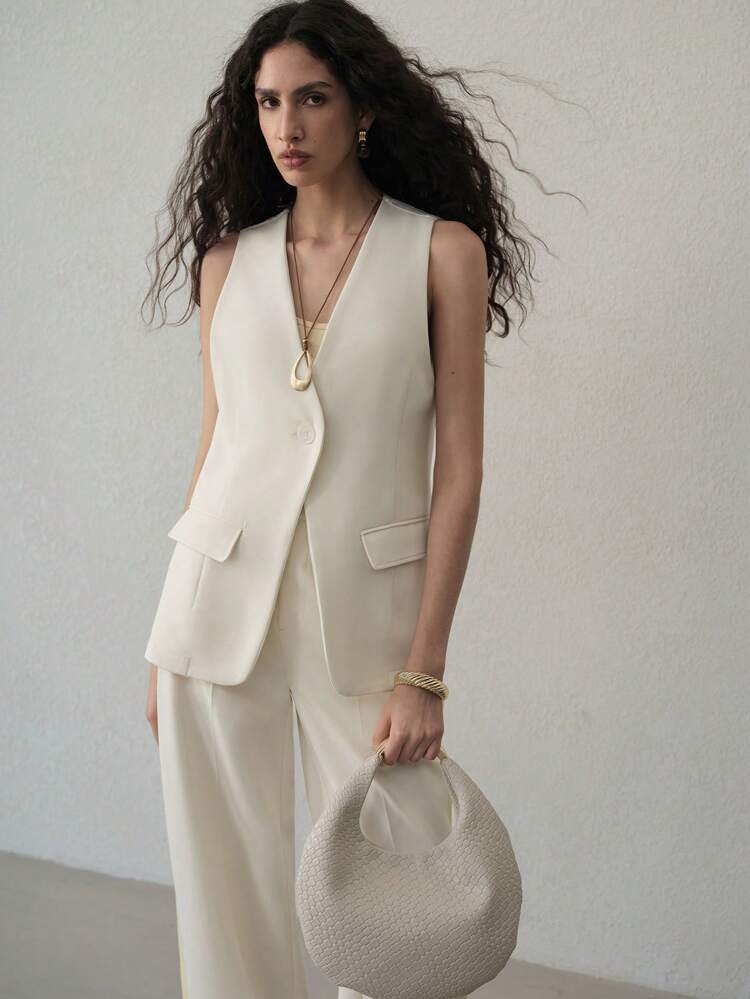 SINGLE BUTTON FLAP DETAIL TOP