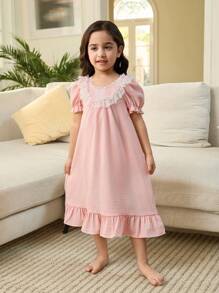 SHEIN Leap Crew Young Girl Cute Minimalist Bow Pattern Embroidered Round Neck Lace Trim Puff Sleeve Loose Home Dress, Sibling Outfits Matching Sets (2 Pieces Sold Separately) - Pink - View 3