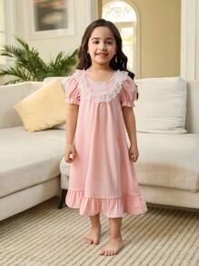 SHEIN Leap Crew Young Girl Cute Minimalist Bow Pattern Embroidered Round Neck Lace Trim Puff Sleeve Loose Home Dress, Sibling Outfits Matching Sets (2 Pieces Sold Separately) - Pink - View 4