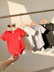 SHEIN Playful Pals Juego de 4 Piezas de Ropa Casual de Verano para Niños Bebés - Manga Corta en Blanco, Negro, Gris, Rojo. Tela Suave y Cómoda, Adecuada para Vacaciones, Viajes, Escuela, Reuniones Diarias, Primavera/Verano y Festivales