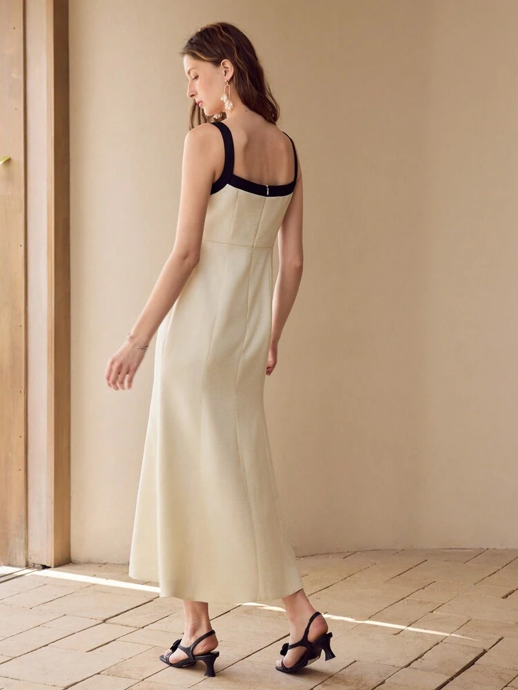 VESTIDO DE CORTE BIES CON DECORACIÓN DE LAZO
