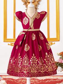 SHEIN 年轻女孩勃艮第中国国庆节束腰外衣 Abaya Kaftan Jalabiya，斋月斋月传统服饰，带有金色图腾箔图案，超长下摆搭配金色腰带，喇叭裙和金色饰边喇叭袖口，优雅而适合派对、郊游和节日 - 酒紅色 - 查看 1