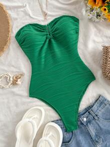 Soleia 度假海滩露肩连体泳衣，白色纹理面料，带金属装饰